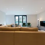 The Hampstead Place - Elegant 3Bdr Flat With Patio