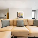 The Hampstead Place - Elegant 3Bdr Flat With Patio