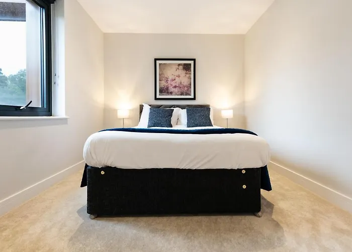 The Hampstead Place - Elegant 3Bdr Flat With Patio
