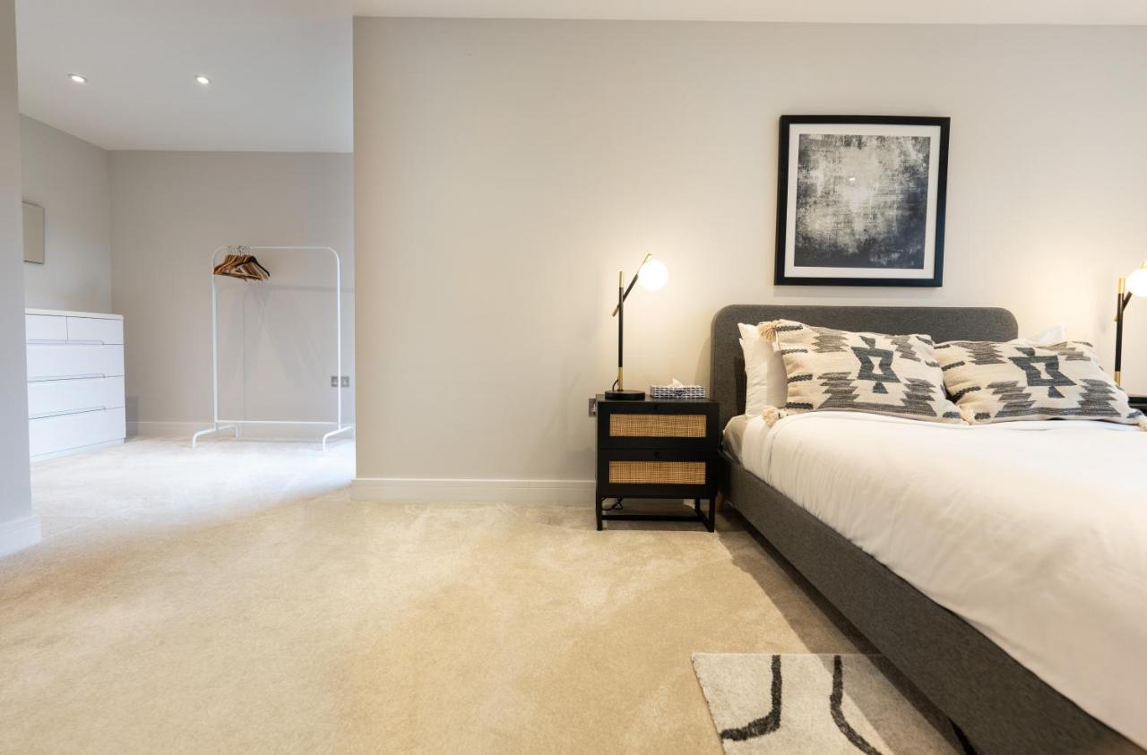The Hampstead Place - Elegant 3bdr Flat With Patio Appartamento *