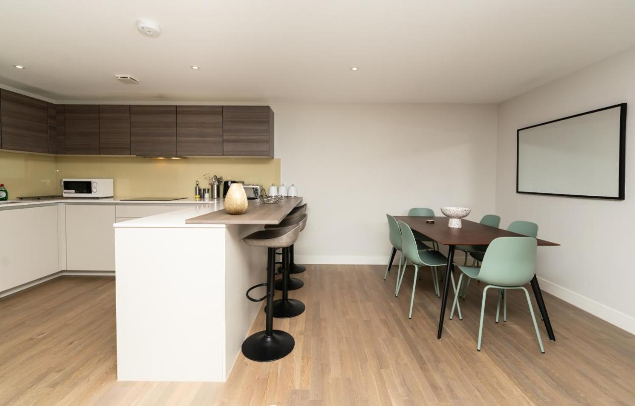The Hampstead Place - Elegant 3bdr Flat With Patio Londra