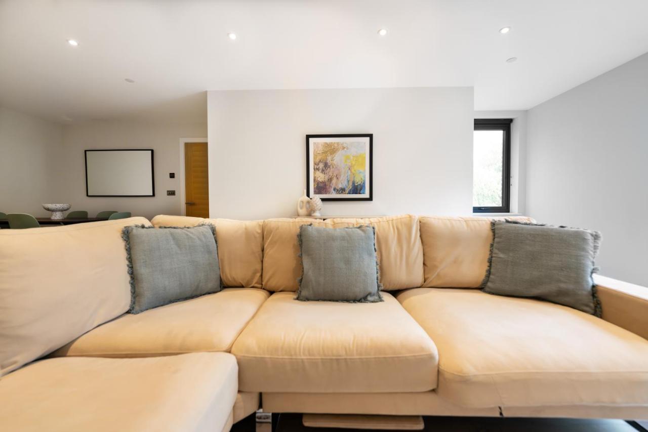 The Hampstead Place - Elegant 3bdr Flat With Patio Appartamento *