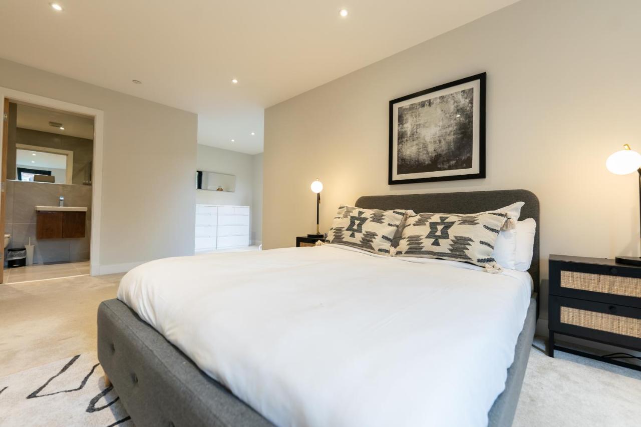 The Hampstead Place - Elegant 3bdr Flat With Patio * Londra