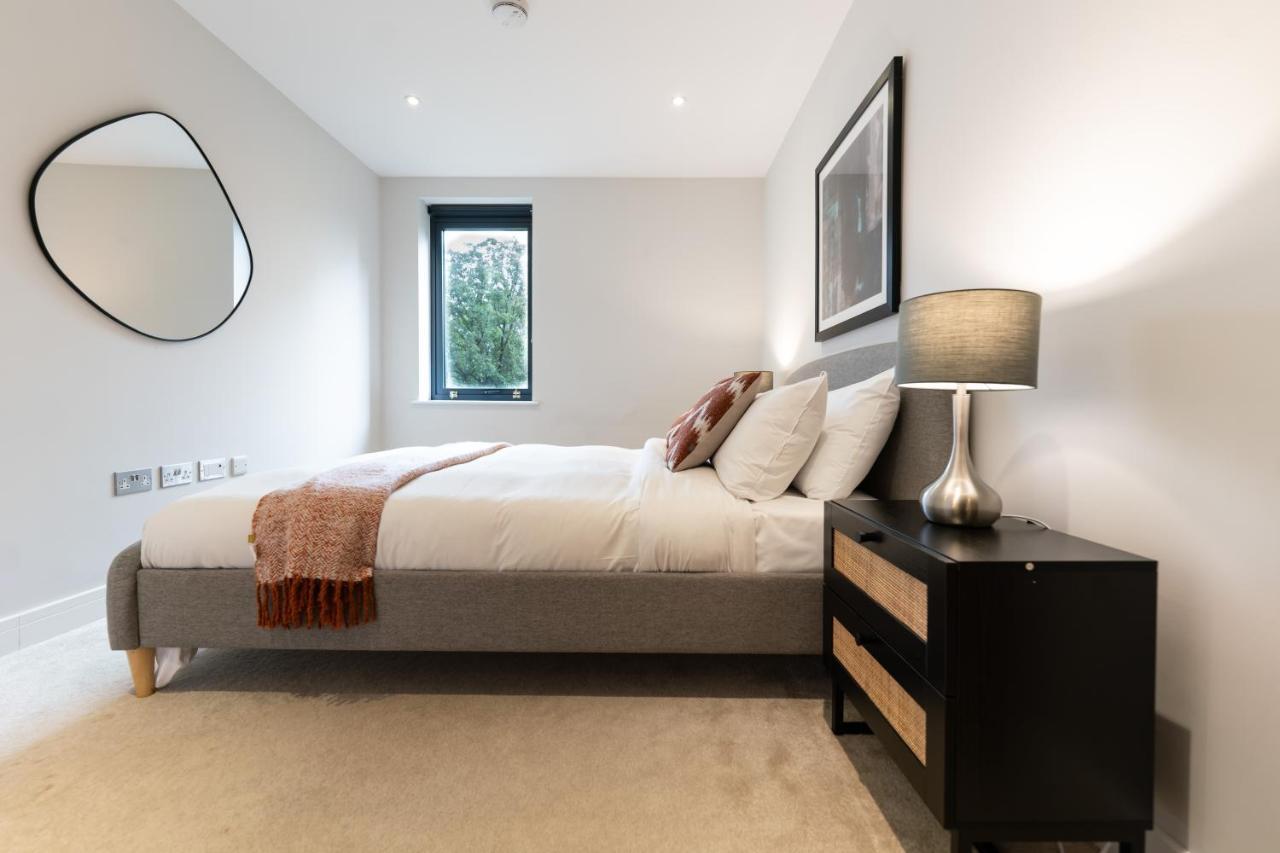 The Hampstead Place - Elegant 3bdr Flat With Patio Appartamento *